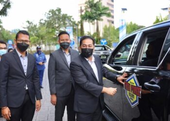 ZAMANI Ahmad Mansor (tengah) menampal pelekat kenderaan sebagai gimik pelancaran pelepasan Pasukan Pemantau Aduan (Task Force) di Wisma MBSA Shah Alam, Selangor, hari ini. - UTUSAN / ZULFADHLI ZAKI