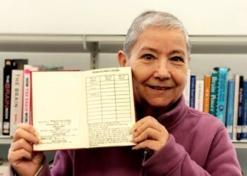 LESLEY Harrison menyimpan buku perpustakaan dalam keadaan baik selama 56 tahun. - AGENSI 