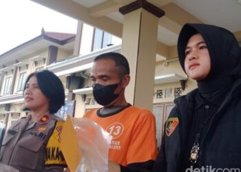 SUSPEK dikenali dengan inisial G dibawa pada sidang akhbar di Ibu Pejabat Polis Klaten, baru-baru ini. - AGENSI