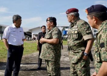 MOHAMAD Hasan mendengar taklimat daripada Panglima 5 Divisyen, Mejar Jeneral Datuk Abdul Rahman A.Wahab (tiga kanan) di Kem Lok Kawi, Putatan hari ini