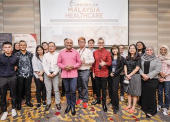 MOHD. Daud Mohd. Arif bergambar bersama pengamal media selepas memberi penerangan mengenai Anugerah Media Pelancongan Kesihatan di Pullman Hotel, Jalan Conlay, semalam. – UTUSAN/FAIZ ALIF AHMAD ZUBIR