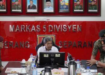 MOHAMAD Hasan semasa taklimat di Markas Divisyen Kelima Infrantri Malaysia di Kem Lok Kawi, Putatan hari ini.
