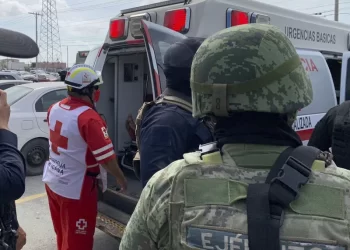 SEORANG pekerja Palang Merah menutup pintu ambulans yang membawa dua warga AS yang ditemukan hidup selepas mereka diculik di Matamoros, Mexico, minggu lalu. -AP