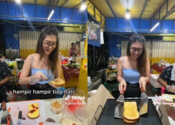 AKSI Jesicca menyiapkan pesanan roti bakar di warungnya tular di laman TikTok baru-baru ini.-AGENSI