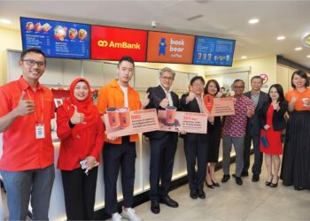 SULAIMAN Mohd. Tahir (empat dari kanan); Pengasas & Ketua Pegawai Eksekutif, Bryan Loo (tiga dari kanan) dan Aaron Loo (lima dari kiri) di Majlis Pelancaran Rasmi Perbankan Komuniti AmBank & Bask Bear Coffee di AmBank Bandar Baru Bangi, semalam.