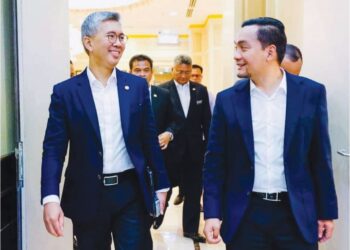 ONN Hafiz Ghazi menerima kunjungan Tengku Zafrul Tengku Abdul Aziz di pejabatnya di Kota Iskandar, Iskandar Puteri, baru-baru ini.