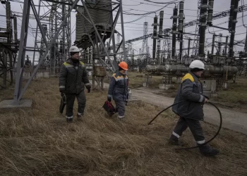 PEKERJA loji jana kuasa tiba untuk membaiki kerosakan selepas serangan Rusia di tengah Ukraine. -AP