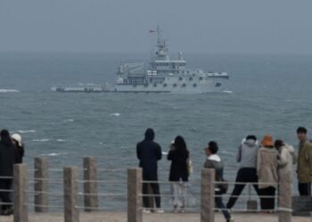 SEBUAH bot tunda Tentera Laut PLA belayar di Selat Taiwan, melepasi pelancong di pulau Pingtan, titik paling dekat dengan Taiwan, di wilayah Fujian tenggara China. –AGENSI