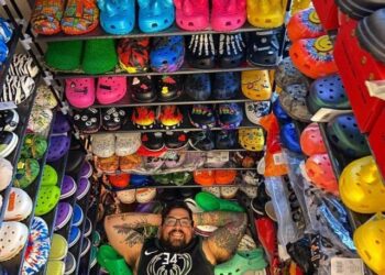 DOOGIE Lish Santiger bersama lebih 2,000 pasang kasut Croc miliknya.-AGENSI