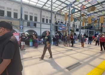 SUASANA di Stesen Pasar Senen di Jakarta Pusat kelmarin.-AGENSI