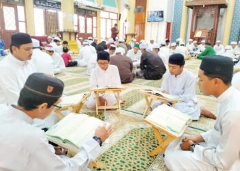 SEBAHAGIAN orang ramai yang menyertai Program Tadarus dan Khatam Al-Quran Perdana di Masjid Jamek Jubli Perak Sultan Ismail Petra, Rantau Panjang, Kelantan, kelmarin. - UTUSAN/ROHANA ISMAIL