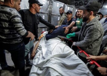AHLI keluarga pemimpin Jihad Islam, Khalil Bahtini meratapi kematiannya akibat serangan udara Israel di Semenanjung Gaza, Palestin. - AFP