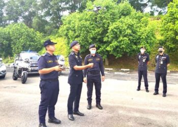 HANIF Yusabra Yusuf menunjukkan dron yang digunakan sepanjang Op Hari Raya Aidilfitri 2022 dalam sidang akhbar di Seremban hari ini.-UTUSAN/ NOR SHAFAWATI YUP.