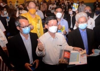 CHOW KON YEOW ketika membentangkan pencapaian Manifesto 2018 Kerajaan Negeri Pulau Pinang di Auditorium A, Komtar, Georgetown, Pulau Pinang hari ini.