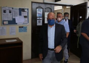 DATUK Mohamed Raffe K. Chekku (depan) didakwa atas pertuduhan gagal mematuhi pelan penerbangan yang ditetapkan di Mahkamah Majistret Ipoh hari ini. - UTUSAN/ASLIZA MUSA