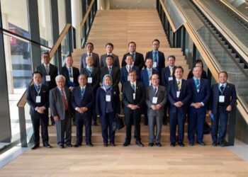 Abang Johari (tengah), Uggah (empat kanan) dan delegasi lain di Sidang Kemuncak dan Pameran Hidrogen Dunia 2022 di Rotterdam, Belanda, di sini hari ini.