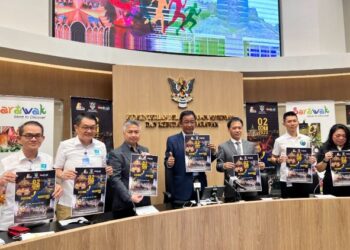ABDUL Karim (tengah) menunjukkan kepada media poster acara larian tahunan Kuching dan Miri Marathon bagi tahun 2022 yang akan dianjurkan pada 2 Oktober dan 6 November ini. – UTUSAN/COWEN LINCH
