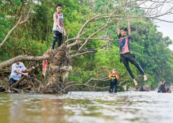 GELAGAT pengunjung yang bermandi-manda berikutan cuaca panas di Air Terjun Sekayu, Hulu Terengganu. - UTUSAN/PUQTRA HAIRRY