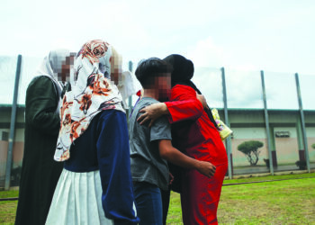 SALAH seorang banduan wanita memeluk erat ahli keluarganya ketika terpilih meraikan sambutan hari raya di Penjara Pokok Sena, Kedah. – UTUSAN/SHAHIR NOORDIN