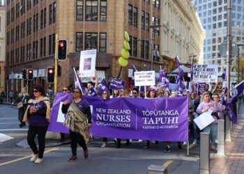 JURURAWAT mengambil bahagian dalam mogok di sekitar jalan di Wellington, New Zealand. – NZNO