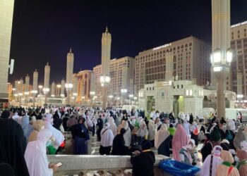 JEMAAH berpusu-pusu mendapatkan tempat untuk menunaikan solat subuh di Masjid Nabawi sebelum bergerak ke Mekah. - IHSAN NADIAH NOORDIN