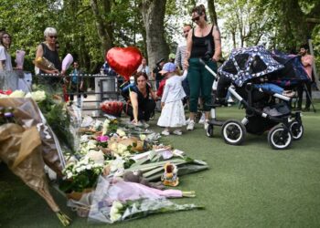 ORANG ramai meletakkan bunga bagi memperingati mangsa kejadian tikaman di tebing Tasik Annecy di Perancis kelmarin.-AFP
