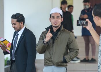 HAFIDZ Roshdi tiba di Mahkamah Majistret, Kuala Kubu Bharu untuk sebutan kali kedua dakwaan mendatangkan kecederaan kepada isterinya, Nurul Shuhada Mat Shukri. 
– UTUSAN/M FIRDAUS M JOHARI