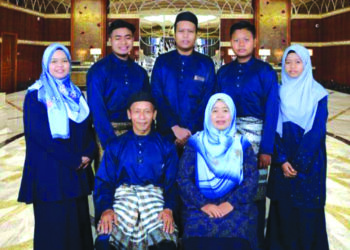 GAMBAR kenangan Norezab Rejab (kanan, duduk) bersama tiga anak lelakinya (berdiri, belakang) ketika Hari Raya Aidilfitri lalu. Ketiga-tiga mangsa maut dalam kemalangan ngeri di Kampung Sepakat, Kuala Rompin di Rompin, Pahang.