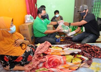 MAS Imran Adam (dua dari kiri) menyampaikan bantuan kepada Maimun Said yang terlantar sakit melalui anaknya, Nik Mohd. Mazrul Hafendi Nik Mazlan (kanan) di Jalan Berebang 2, Kampung Rumah 10, Plentong, Johor Bahru. - FOTO/RAJA JAAFAR ALI