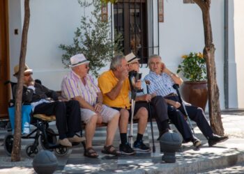 PENDUDUK di Algar lebih suka bersembang di depan rumah sambil menikmati kopi. - AGENSI