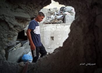 SEORANG remaja berjalan di sebalik serpihan konkrit yang runtuh akibat dibedil tentera Israel di Gaza.-AGENSI