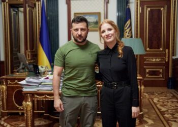 ZELENSKY bergambar bersama Jessica Chastain dalam satu perjumpaan tertutup di Kyiv. - AFP 
