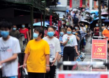 PENDUDUK dan pelancong beratur untuk melakukan ujian asid nukleik untuk mengesan virus jangkitan Covid-19 di Sanya, wilayah Hainan, selatan China. - AFP  