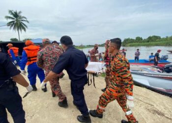 MAYAT kanak-kanak berusia 12 tahun diangkat bagi tujuan pengecaman dan pengesahan ahli keluarga sebelum diserahkan kepada pihak polis dan hospital.