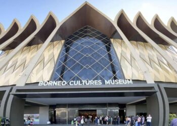 PELANCONG luar negara turut teruja dengan kecanggihan fasiliti yang dipamerkan di Muzium Budaya Borneo, Kuching.
