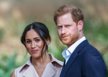 PUTERA Harry dan Meghan Markle bertindak meninggalkan Istana Buckingham. – AFP