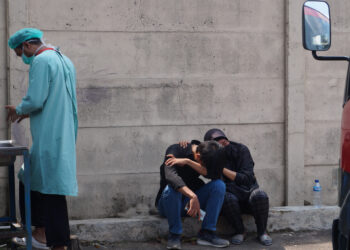 AHLI keluarga tidak dapat menahan kesedihan selepas mengetahui Penjara Tangerang terbakar. – AFP