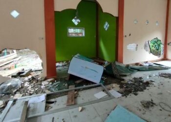MASJID Ahmadiyah di Sintang menjadi sasaran penduduk akibat berang dengan kumpulan ajaran sesat. – AGENSI