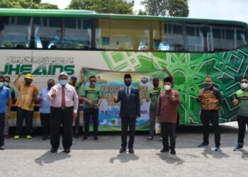 ZAIDI Ramli (tengah) bergambar bersama pegawai JHEAINS dan ahli Persatuan Belia Dinamik Barat yang akan terlibat dalam Misi Bantuan Kemanusiaan Ke Yan, Kedah pada Majlis Flag Off di Bangunan JHEAINS, Seremban hari ini. UTUSAN/ZAKKINA WATI AHMAD TARMIZI
