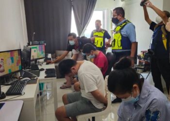 MOHD. Fazley Ab. Rahman turut serta dalam operasi serbuan sindiket perjudian dalam talian antarabangsa di dua buah unit kondominium berhampiran pusat membeli belah di Nilai, Seremban hari ini.-UTUSAN/NOR SHAFAWATI YUP