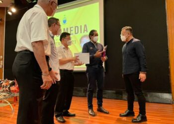 KHAIRY Jamaluddin  (dua dari kanan) bertemu dengan Chow Kon Yeow (tiga dari kanan) dan pimpinan kerajaan negeri Pulau Pinang selepas sidang akhbar di Komtar, Georgetown, Pulau Pinang membabitkan isu terkini Covid-19 di Pulau Pinang.