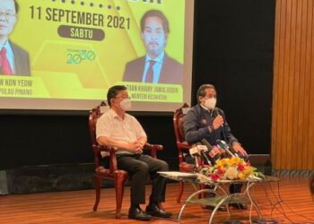 Khairy Jamaluddin (kanan) dan Chow Kon Yeow dalam sidang akhbar di Komtar, Georgetown, Pulau Pinang membabitkan isu terkini Covid-19 di Pulau Pinang.