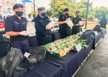 IDRIS ABDULLAH (dua kiri) bersama Ketua Polis Daerah Tawau, Asisten Komisioner Peter Umbuas (kiri) menunjukkan rampasan dadah sebanyak 303 kilogram di IPD Tawau hari ini.