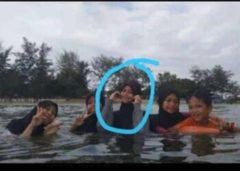 GAMBAR terakhir Nurish Qhalisha (tengah) yang dirakam sebelum hilang di Pantai Tanjung Balau, Kota Tinggi, Johor.