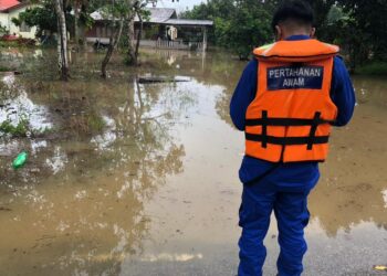 ANGGOTA APM meninjau kawasan banjir di Kuala Selangor hari ini yang  belum surut, malah 101 mangsa kini dipindahkan di PPS.