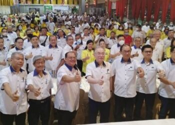 WEE Ka Siong (baris depan, lima dari kanan) bergambar bersama para pemimpin MCA Negeri Sembilan selepas merasmikan Konvensyen Tahunan MCA Negeri Sembilan 2022 di Seremban, hari ini.-UTUSAN/NAZARUDIN SHAHARI
