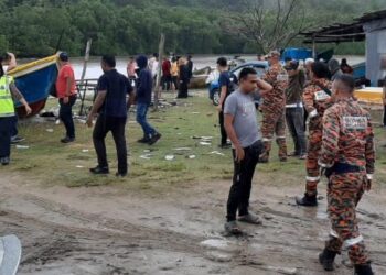 PASUKAN bomba menunggu bot yang membawa mangsa tiba di Jeti Kampung Rampaian Laut, Kota Belud.