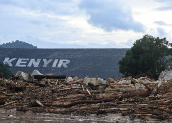 EMPANGAN Kenyir di Terengganu turut  mengalami kerosakan yang agak teruk dan perlu dipulihkan segera.