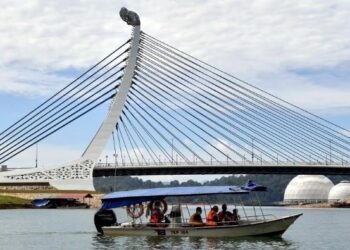 PEMBINAAN dua menara telekomunikasi baharu akan meningkatkan capaian telekomunikasi dan internet di Tasik Kenyir, Hulu Terengganu.