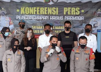 ERWIN KURNIAWAN memberikan penjelasan mengenai kes kecurian besi tersebut dalam sidang akhbar di Jakarta Timur.-KOMPAS.COM
